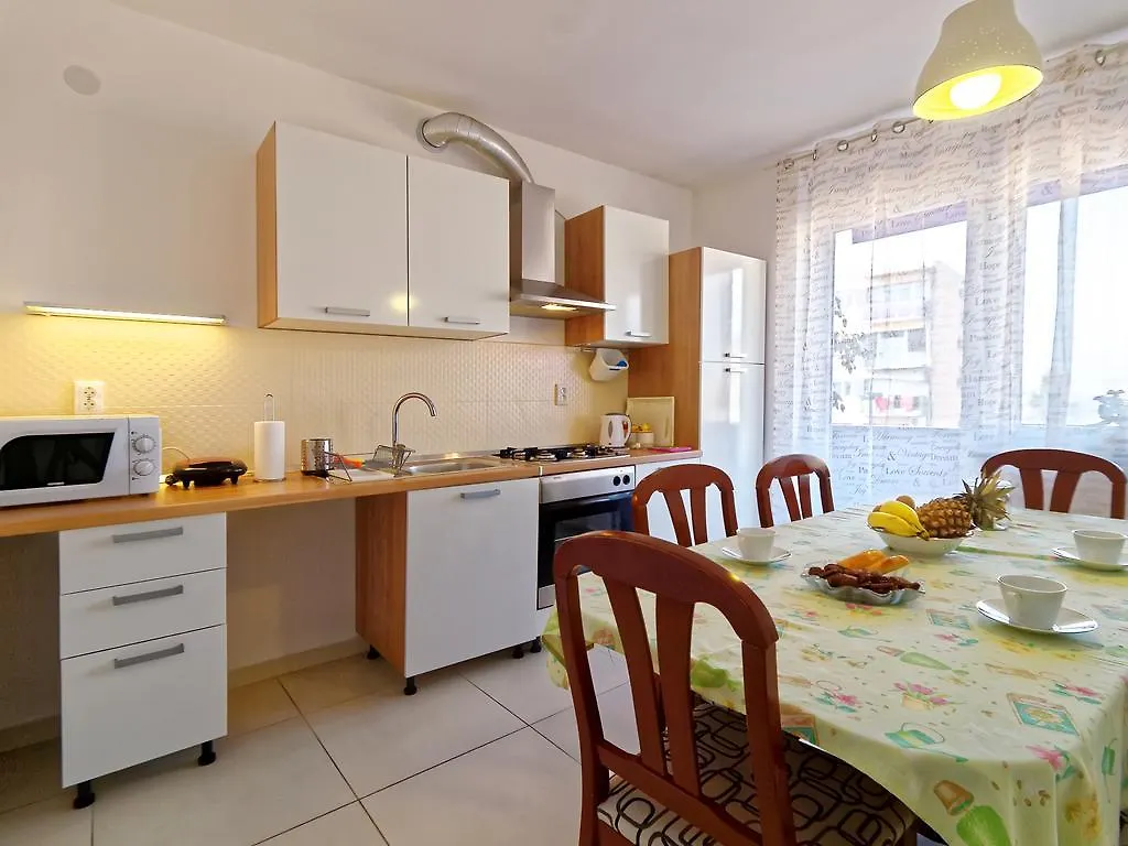 Apartment Marina Pola 0*,